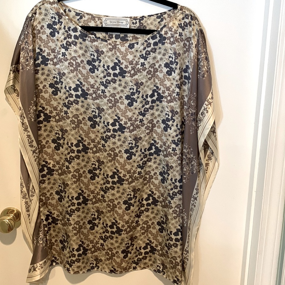 Beyond Vintage luxurious 100% silk scarf blouse. Size S.